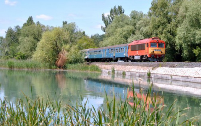 l a nyri menetrend: vonattal a Balatonra