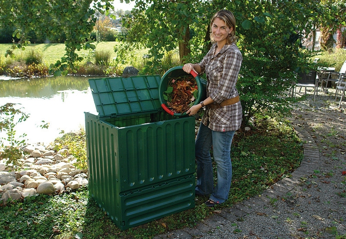 Az ősz elejére mindenki saját kertjében segíthet környezetünket megóvni a hulladék újrafelhasználásával. A Nyugat-dunántúli Regionális Hulladékgazdálkodási Önkormányzati Társulás a 127 tagtelepülésén ingyenesen kiosztja a 27.500 db komposztáló ládát. Július 30-tól így Szombathelyen is megkezdődik a komposztáló ládák átadása az igénylők részére. A már leszállított 3.000 db komposztáló ládán túlmenően szeptember közepén további 9.000 db komposztáló láda elhelyezése történik meg Szombathelyen a SZOVA Zrt. telephelyén. Az ősz elejére mindenki saját kertjében segíthet környezetünket megóvni a hulladék újrafelhasználásával. A Nyugat-dunántúli Regionális Hulladékgazdálkodási Önkormányzati Társulás a 127 tagtelepülésén ingyenesen kiosztja a 27.500 db komposztáló ládát. Július 30-tól így Szombathelyen is megkezdődik a komposztáló ládák átadása az igénylők részére. A már leszállított 3.000 db komposztáló ládán túlmenően szeptember közepén további 9.000 db komposztáló láda elhelyezése történik meg Szombathelyen a SZOVA Zrt. telephelyén.