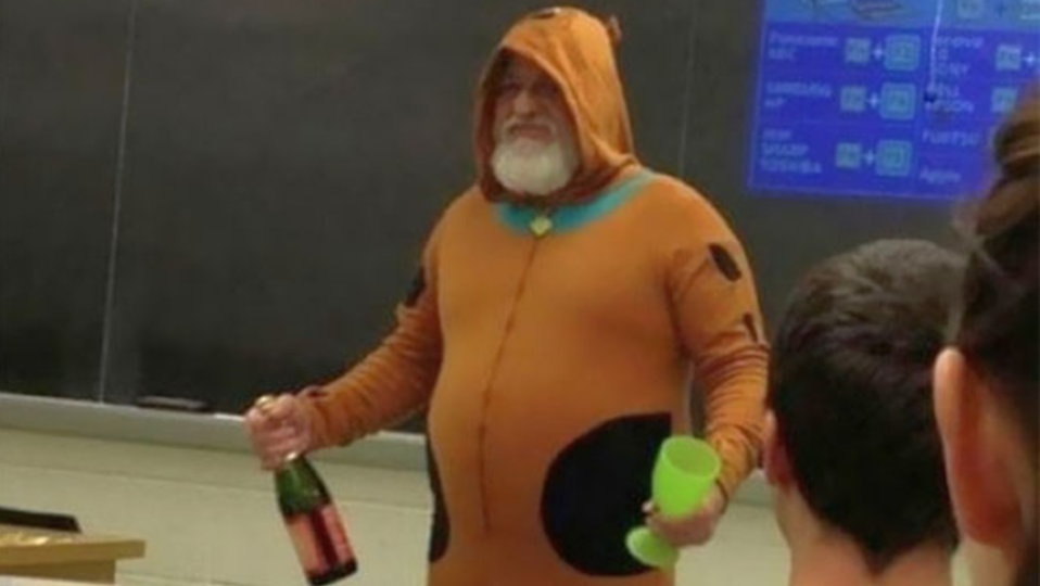 Ha mindenkinek ts lesz a dolgozata, a tanr Scooby Doo jelmezben fog pezsgt osztani az osztlyteremben!