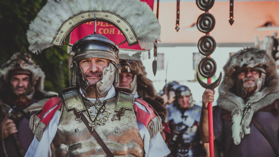 Gzervel karnevl: hadijtkok, seregszemle s kpeslap killts