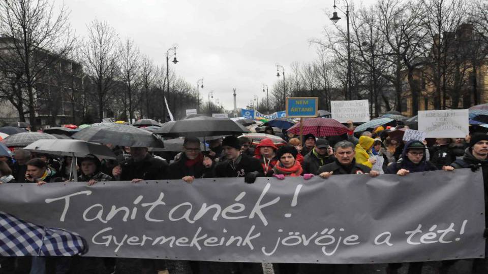 Kockrdk s esernyk: sztrjkot hirdettek a tanrok