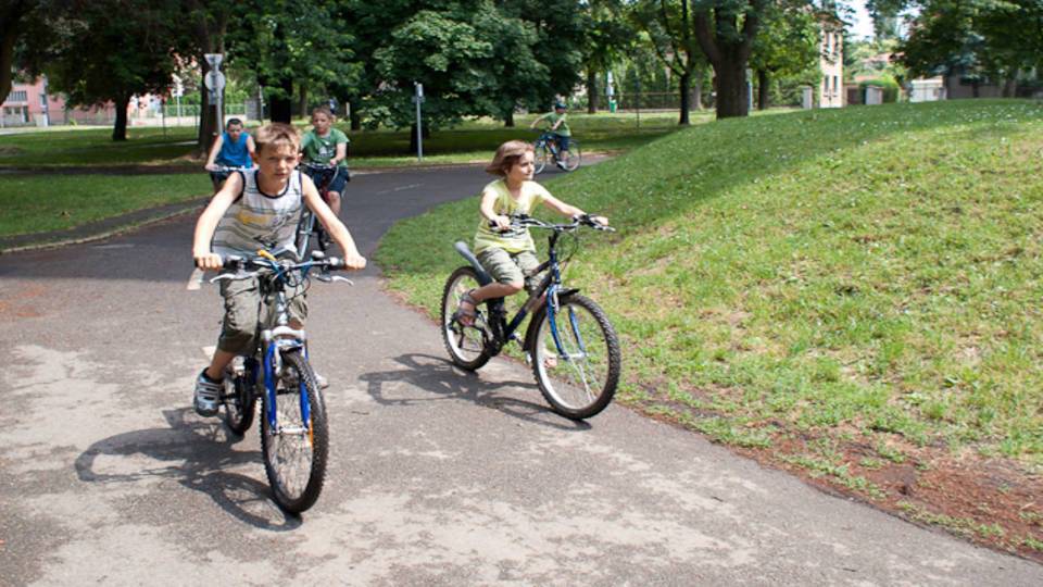 j gokartok s biciklik vrjk a gyerekeket a szombathelyi Kresz-parkban