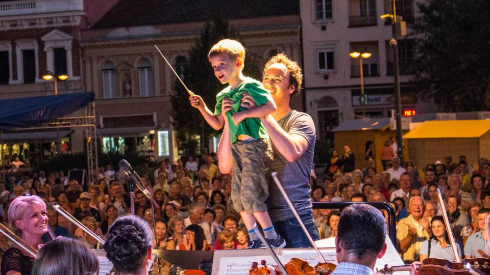 Egy kisfi is elveznyelte a Radetzky indult a szimfonikusok promend koncertjn