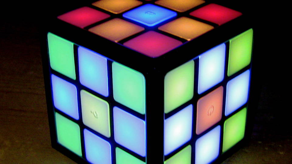 Hogyan rakjunk ki egy 100 kils Rubik-kockt? Videval!