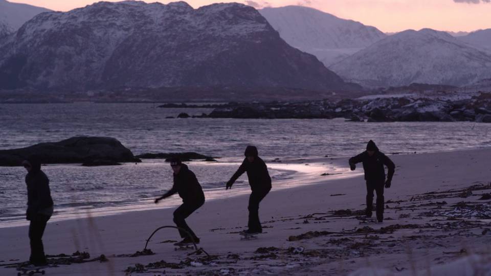 Fagyott tengerparti homokon csapatjk a norvg deszks istenek