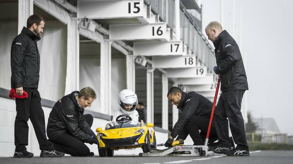 Kisgyerekkel s elektromos jtkautval pardzott a McLaren Goodwoodban