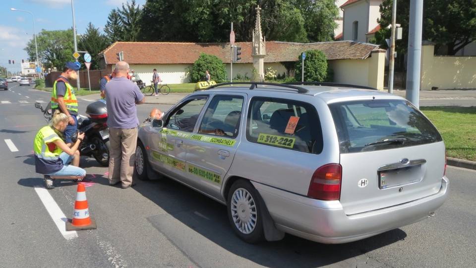 Motoros s taxis akadt egymsba a szombathelyi Szent Mrton utcban