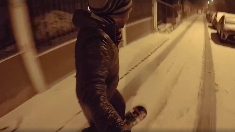 Snowboarddal csszott munkba a budapesti src