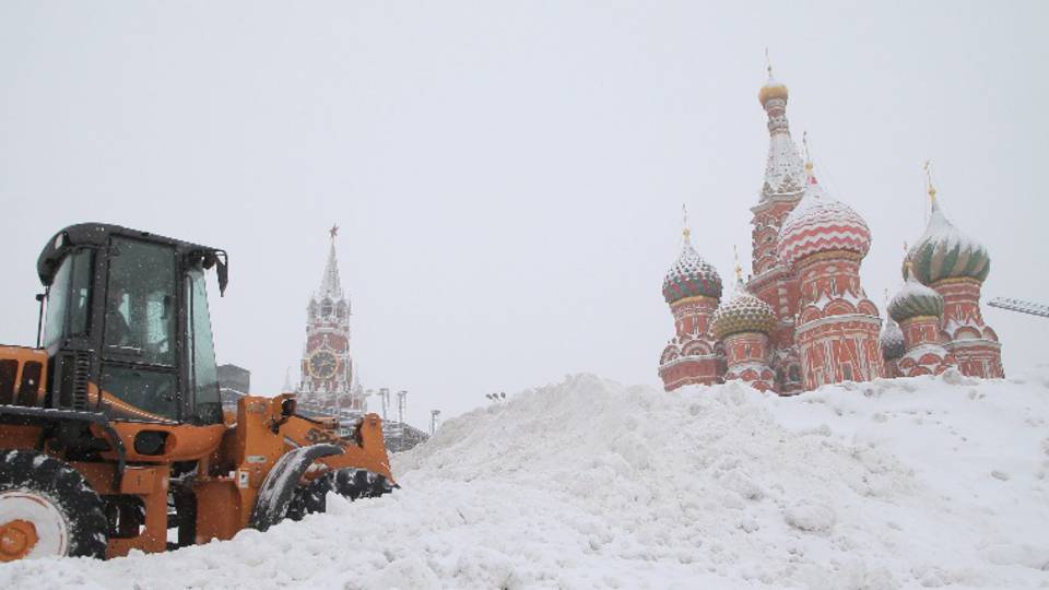 Kamerval figyelik, hogy takartjk a havat Moszkvban