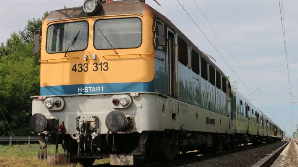 Vonattal tkztt egy kisteheraut Krmenden, egy ember meghalt