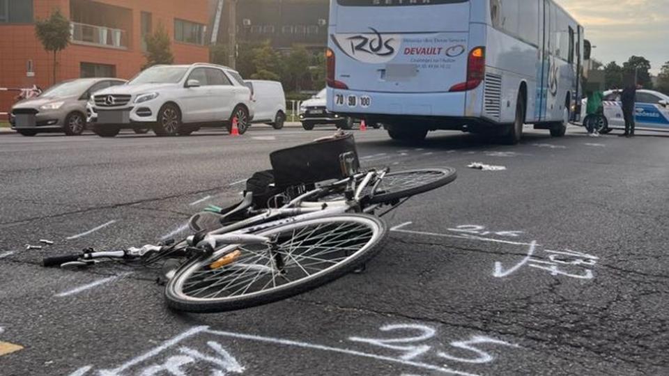Hallos baleset trtnt a szomszdos vrmegyben: busz gzolt biciklist