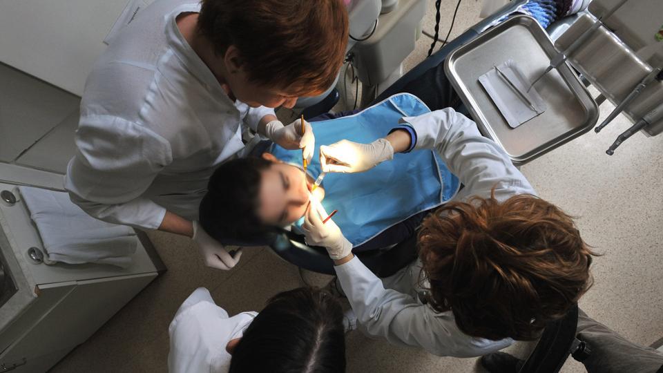 Borzaszt: egy kislny szjba frt lyukat a fogorvos Vas megyben
