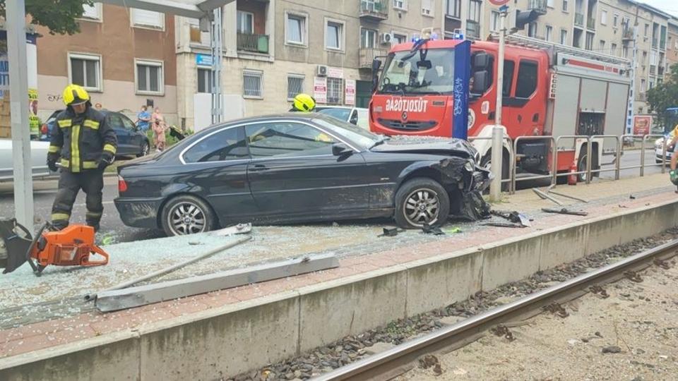 Villamosmegllba csapdott egy BMW Zuglban
