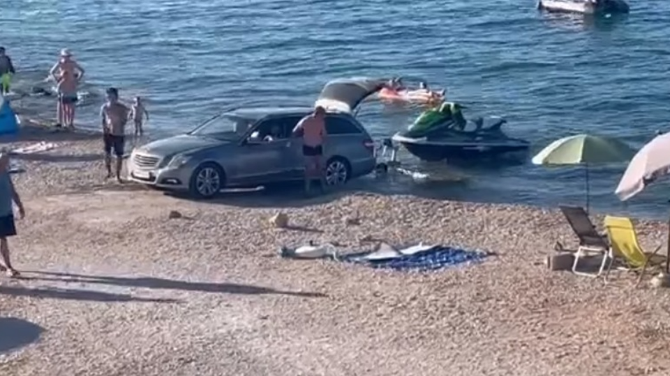 A napozk kz hajtott egy magyar auts a horvt tengerparton
