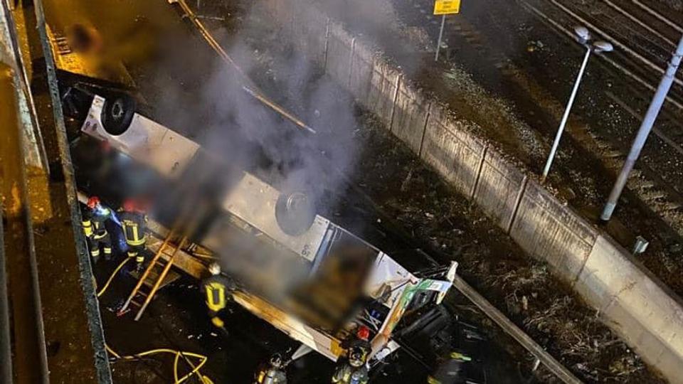Tragikus buszbaleset: tbb mint tizenkt ember halt meg Olaszorszgban