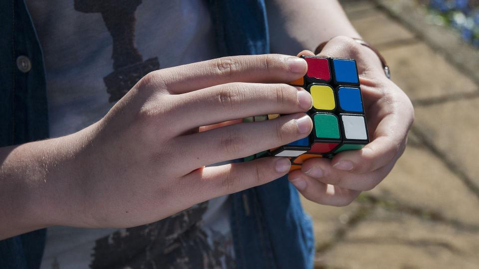 Futs kzben rakta ki a Rubik-kockt a Guinness-rekorder - vide