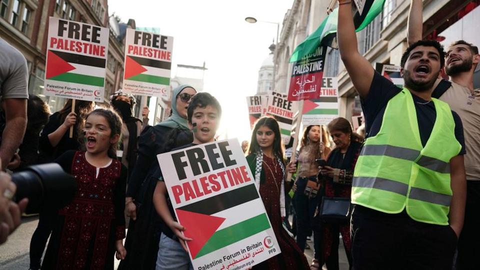 Izraeli ldozatok plaktjait tpik le Londonban az arab migrnsok + vide
