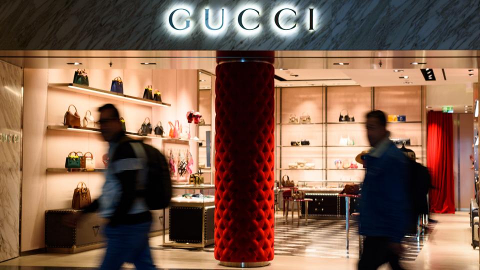 Meghalt a Gucci s a Moschino divattervezje