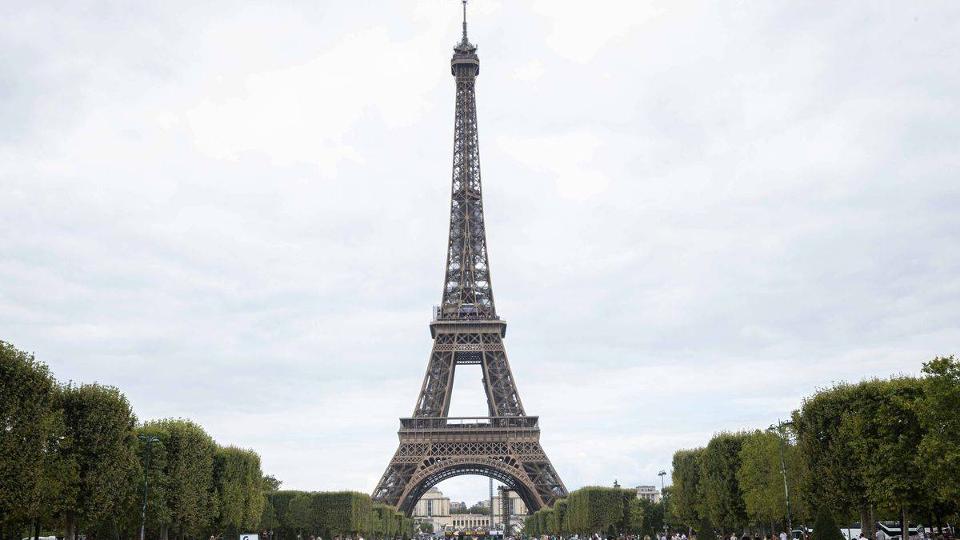 ten erszakoltak meg egy nt az Eiffel-toronynl, a prizsiak felhborodtak a baloldali vezets tehetetlensgn