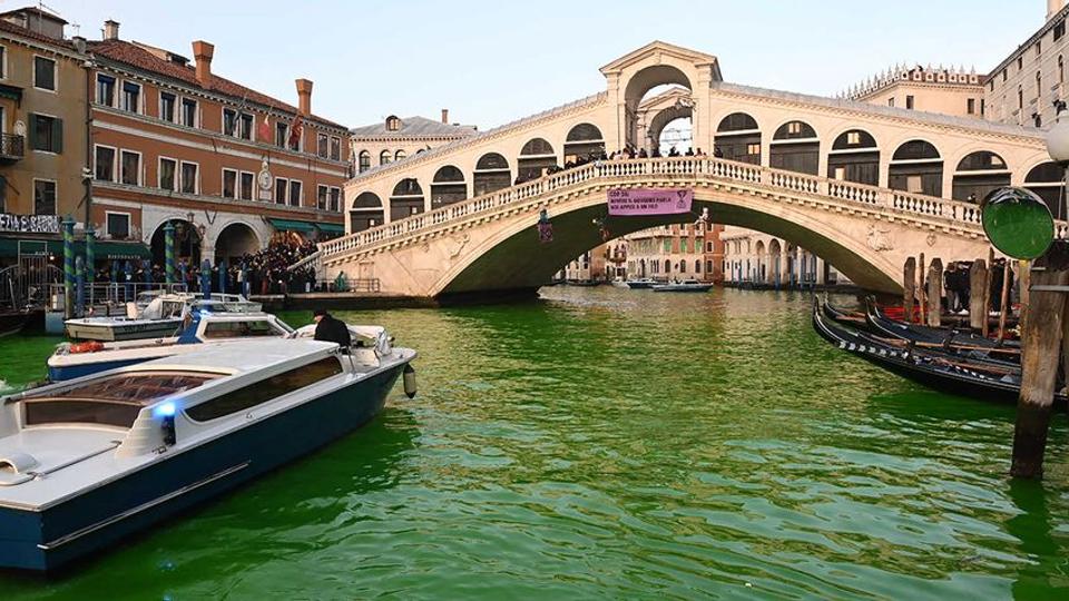 Olasz aktivistk a klmrt tntettek, ezrt fogtk magukat, s zldre festettk Velence f csatornjt