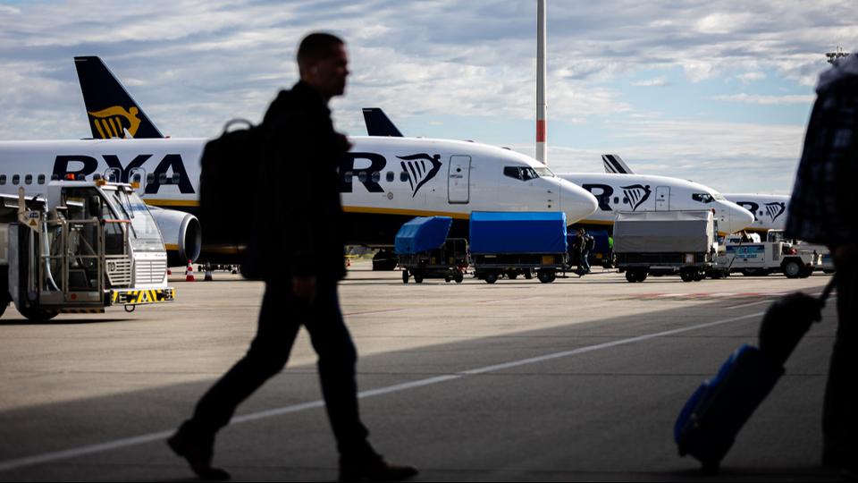 Hborognak az utasok, „botrnyos” extra djjal llt el a Ryanair