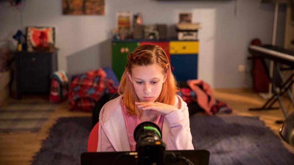 A te gyermekeddel is megtrtnhet - 18+ Dokumentumfilm s beszlgets az online gyermekbntalmazsrl
