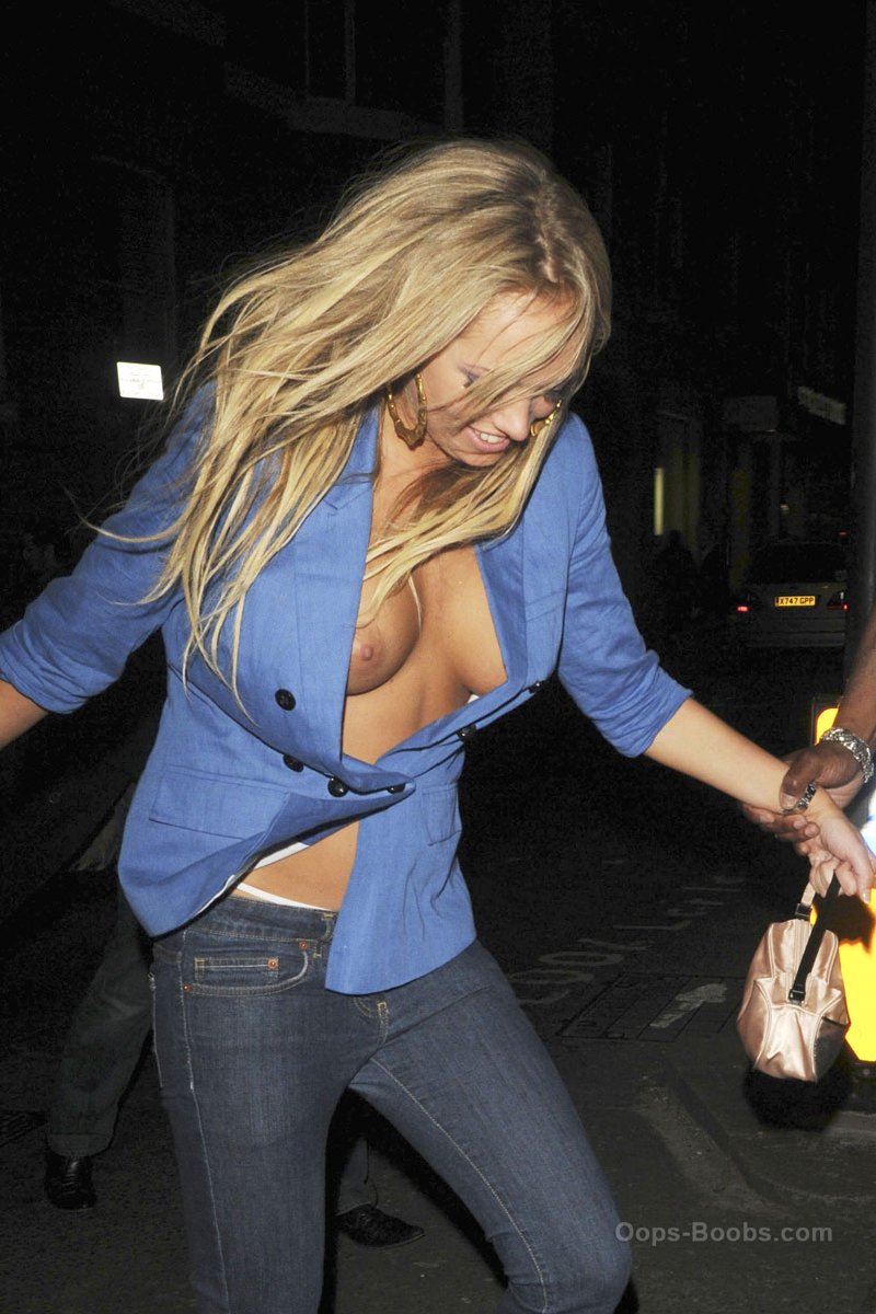 http://www.frisss.hu/webimages/images/aisleyne_horgan_wallace_topless_3.jpg