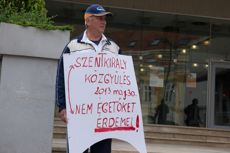Szombathely: egy szemlyes demonstrci a Vroshza eltt 