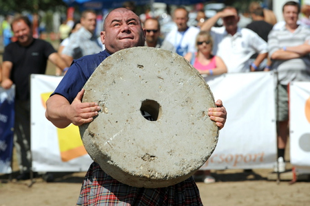 Skótok a Karneválon: Felföldi Játékok Szombathelyen