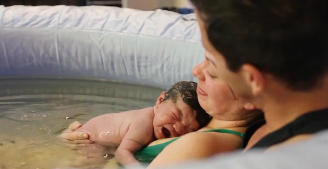 Otthon, vízben szülte meg gyermekét - megható videó