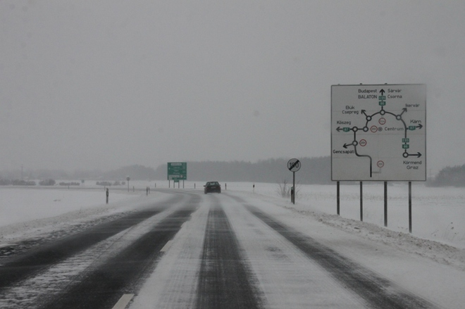 Alakul a káosz a közlekedésben a havazás miatt Vas megyében 