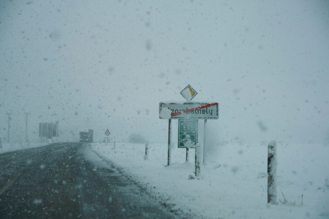 Hatalmas hó érkezik Vas megyébe – káosz a közlekedésben