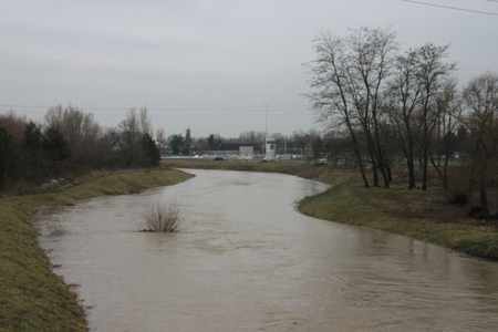 Frissítve: áradnak a vasi patakok és a Rába - több utat lezártak