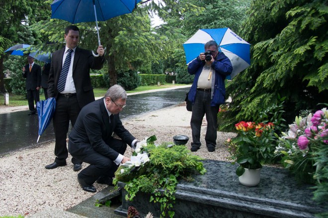 Szombathely: az elhunyt polgármesterre emlékeztek a temetőben (képekkel)