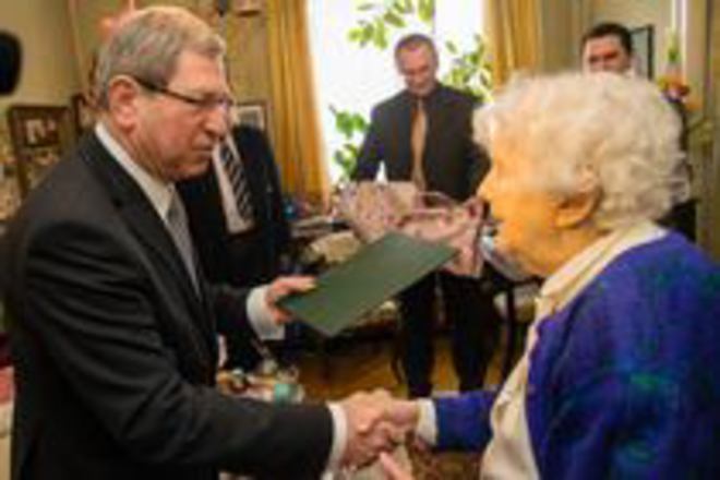 Pápa és Szombathely polgármestere köszöntötte a 90 éves Lux Ibolyát
