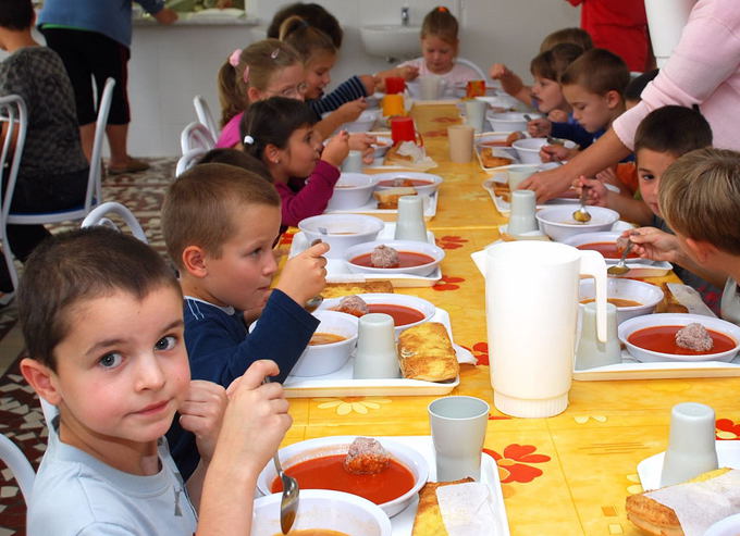 239 vasi gyermek étkeztetését finanszírozzák a nyáron