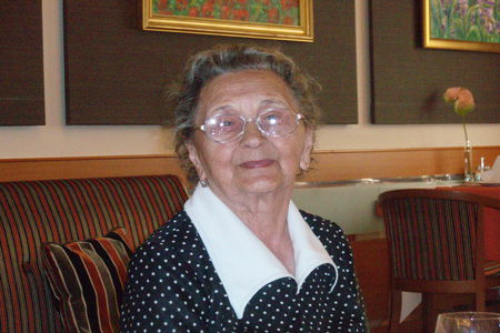 Piroska néni 98 évesen utazik, bevásárol, életvidám