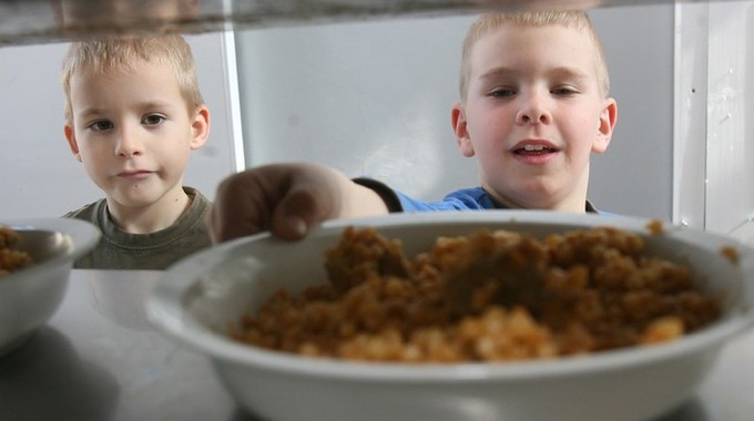 A Fidesz napi háromszori étkezést biztosít a gyerekeknek