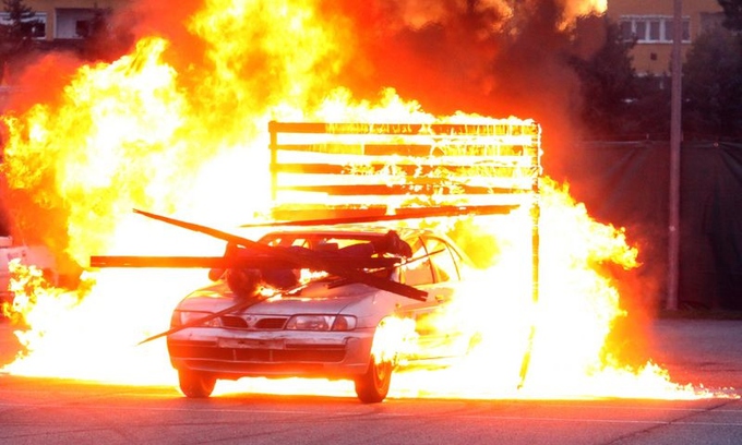 Bravúros autózás: Tüzesek és veszélyesek
