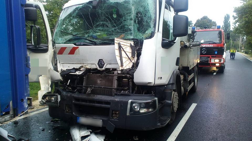 Két kamion ütközött Balogunyomnál