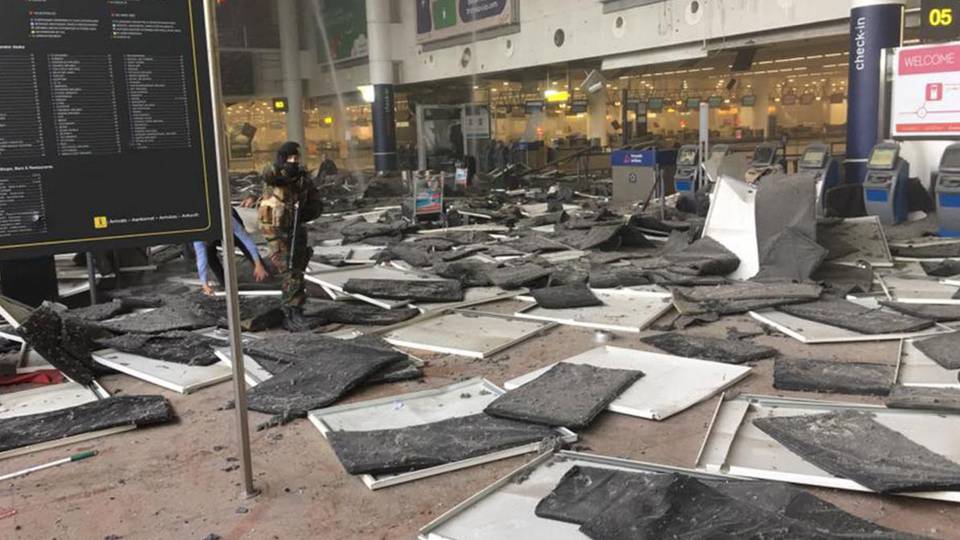 Kettős robbantás történt a brüsszeli reptéren 