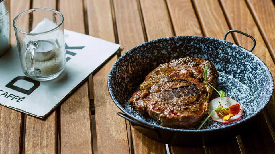 Marha jó steakek a grillrácsról, avagy ha otthon úgysem sütögetsz, akkor a szombathelyi Deck Bistro neked találta ki legújabb ajánlatát!
