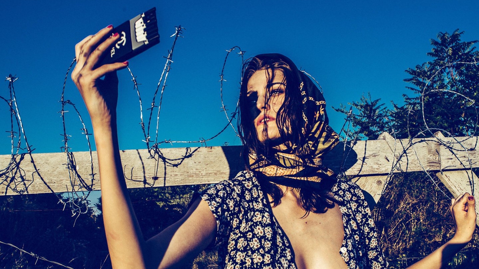 Magyar fotós menekült témájú divatanyagán háborodott fel a világ