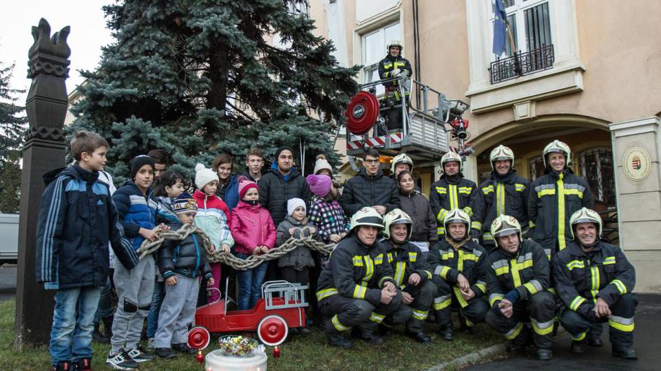 A tűzoltókkal közösen díszítettek karácsonyfát a Gencsi Gyermekotthon kis lakói