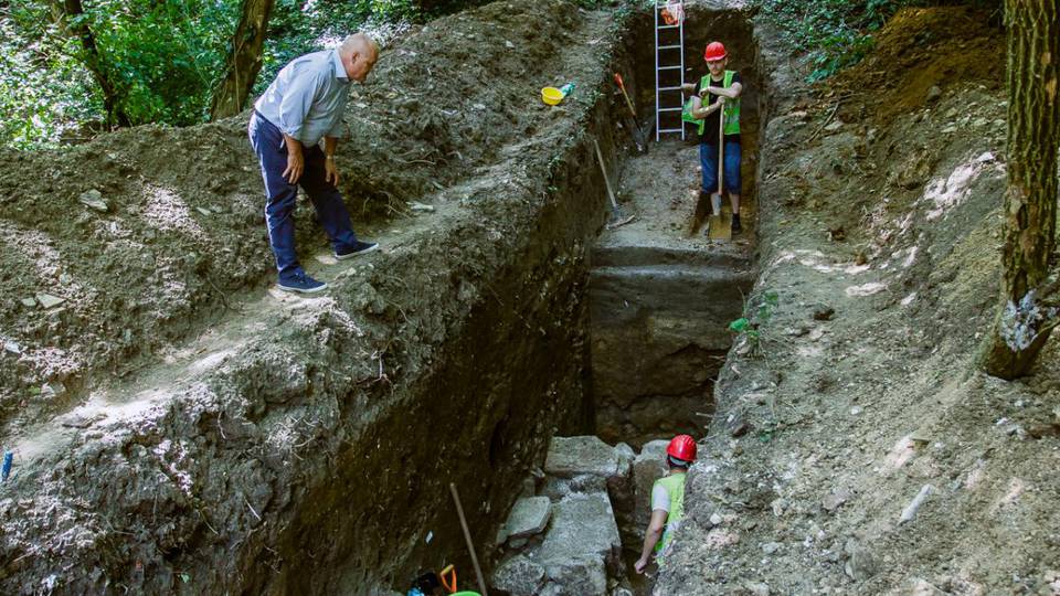 Római kőszínház nyomaira bukkantak régészek a Kálvária-dombon?