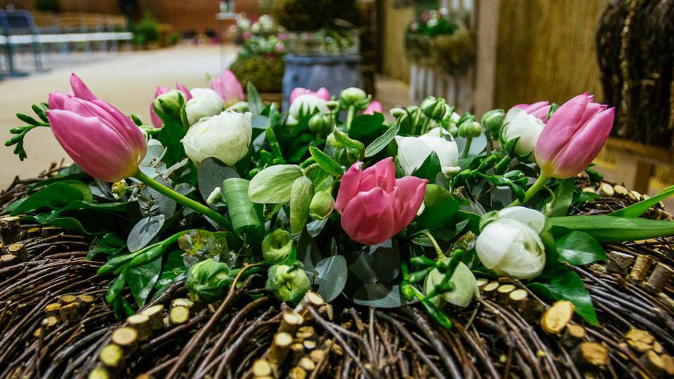 Tojásból kikelő tulipánnal köszöntik a tavaszt a Herman virágkötői