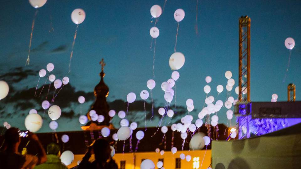 Szombathelyen is szálltak a világító lufik az eltűnt gyerekekért