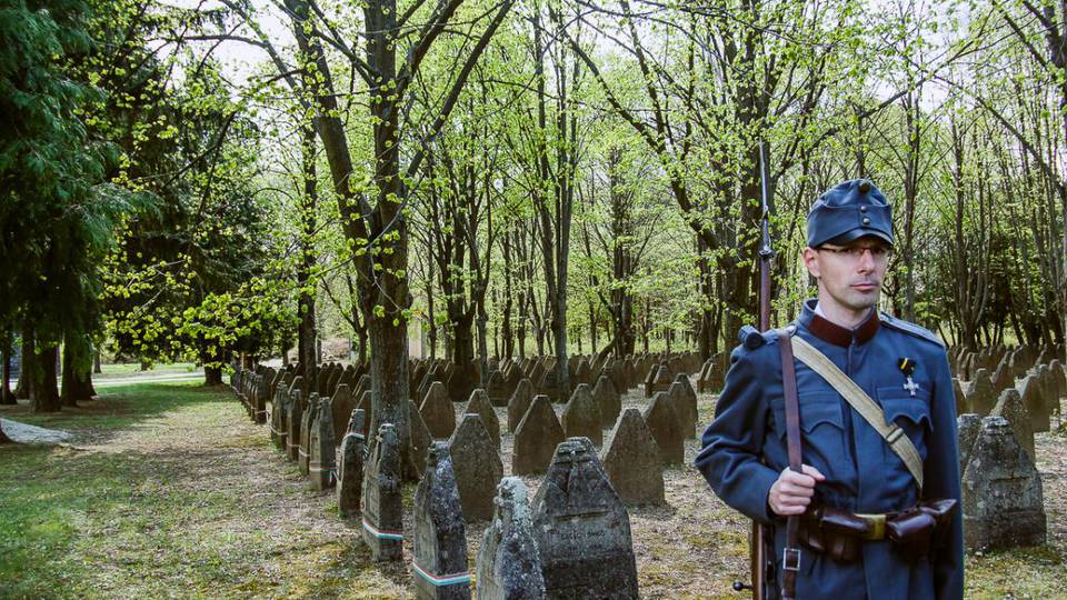 Világháborús katonasírokat újítanak fel a Jáki úti temetőben