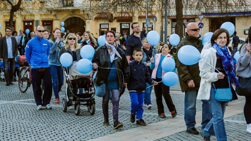 „Add a szíved!” – kék séta az autizmus világnapján