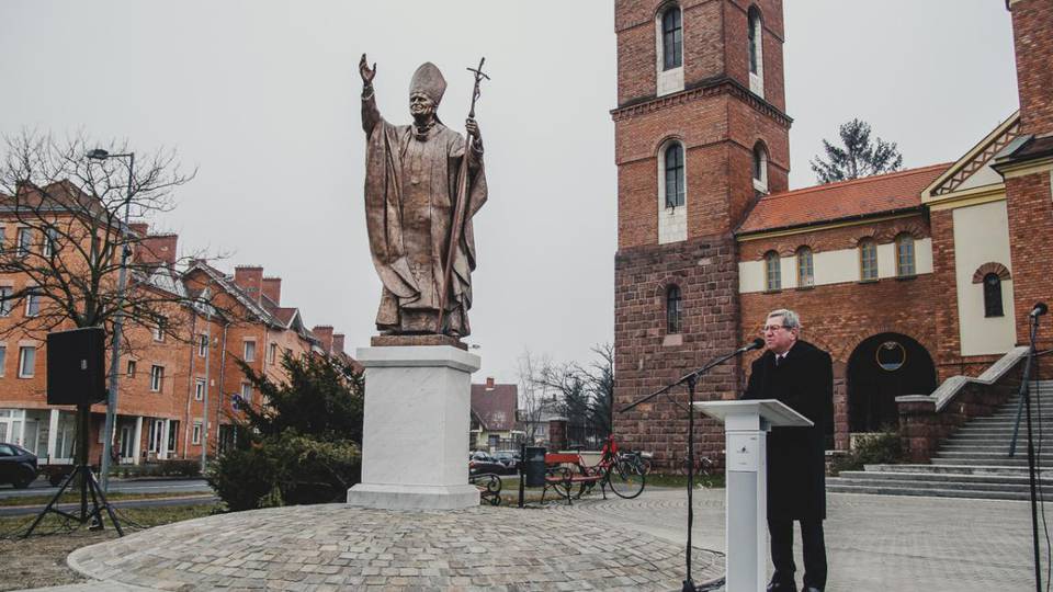 Már II. János Pál pápának is van szobra Szombathelyen